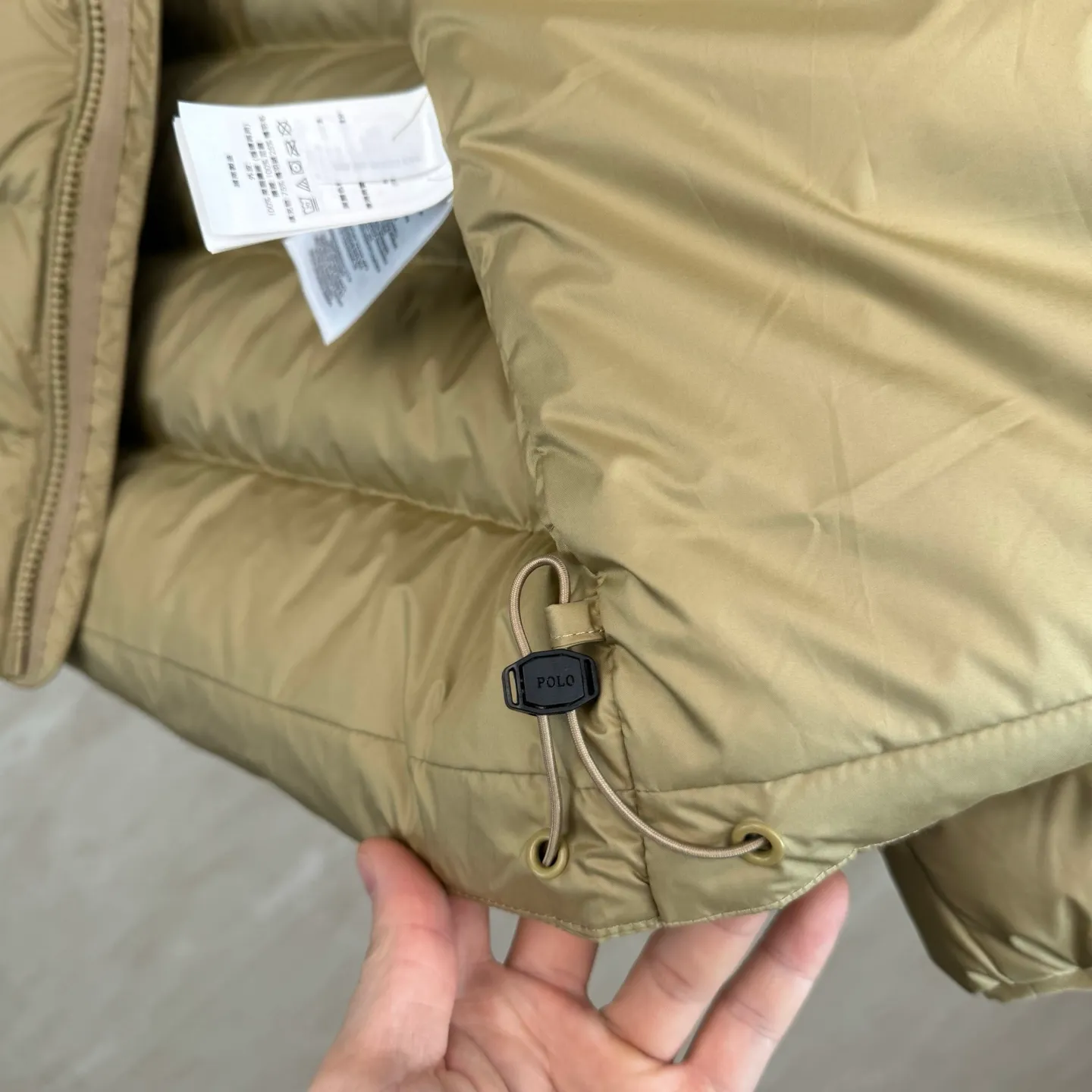 P930 Ralph Lauren lightweight down jacket size s m l xl The nylon fabric has good windproof and waterproof properties, which can effectively block the intrusion of wind and rain from the outside and keep the inside dry, suitable for wearing in humid or rainy environments.  The red label on the chest is made with an imported MECLO embroidery machine. The original pattern is scanned first, and then high-quality silk thread is used to make a pattern. The density effect is adjusted by continuous pattern making.  Exquisite details: the zipper design is simple and elegant, easy to operate; the closing design of the cuffs and hem effectively prevents the intrusion of cold wind, improving the warmth and comfort of wearing.  High-quality filling: 90 white duck down is selected, with a weight of 260g, ensuring excellent thermal insulation performance. After strict screening and processing, the velvet is not easy to drill, ensuring durability. The hangtags, wash marks, air holes, and four-button buttons are all customized from the original one-to-one mold.